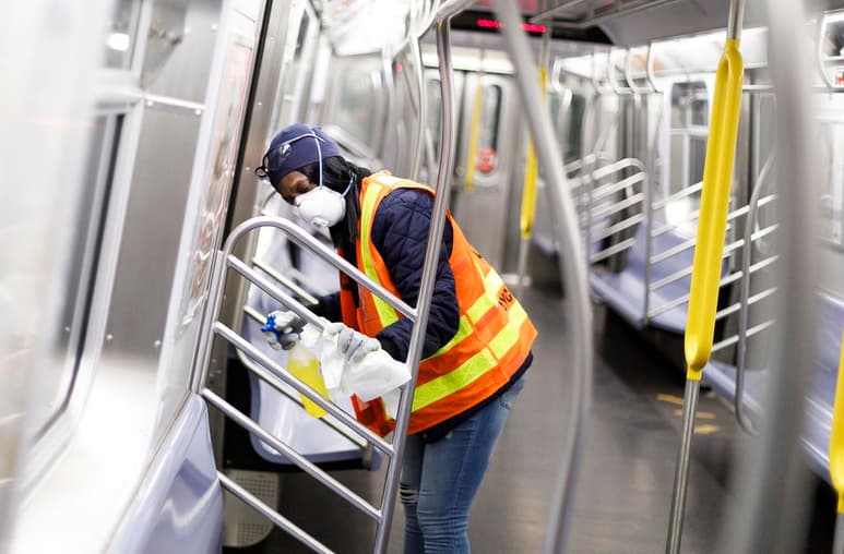 La semana pasada, los trenes de Nueva York se detuvieron por primera vez en una suspensión del servicio planificada. Entre la una y las cinco de la mañana se desinfectan vagones y estaciones en una humilde concesión a la pandemia del coronavirus. (ARCHIVO)