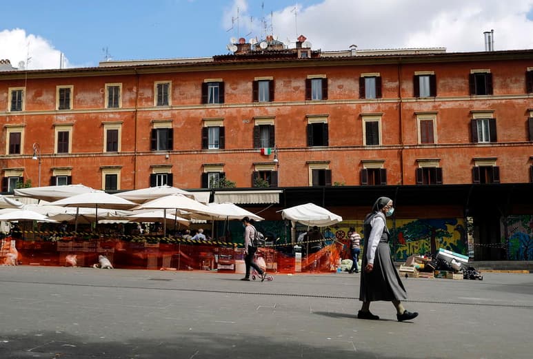 Italia baraja la reapertura anticipada de algunos sectores como la restauración en aquellas regiones con bajo número de contagios, mientras se sigue registrando un menor número de nuevas infecciones. (ARCHIVO)