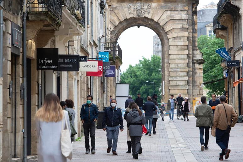 Los cubrebocas, las bicicletas y los locales que permanecen medio vacíos son parte de los protagonistas de este día, en el que Europa inicia su reapertura en las regiones de bajos contagios de COVID-19. (EFE) 