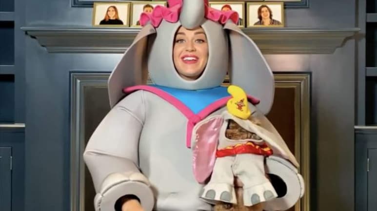 La cantante estadounidense Katy Perry, apareció en un episodio de Disney por el Día de las Madres, en el programa American Idol, en donde lucía un atuendo de 'Mamá Dumbo'. (ESPECIAL)