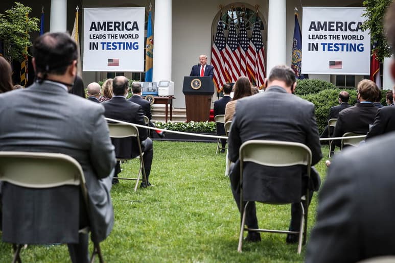 La Casa Blanca ordenó este lunes a sus empleados que entren en el Ala Oeste que lleven mascarillas o barbijos siempre que no estén sentados en su propio escritorio, una norma que no está prevista que se aplique al presidente estadounidense, Donald Trump, o al vicepresidente Mike Pence. (EFE)