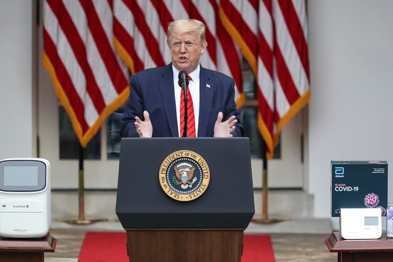 El presidente de Estados Unidos, Donald Trump, anunció este lunes un apoyo federal de 11 mil millones de dólares para la aplicación de pruebas de COVID-19 en los estados, así como un plan para aumentar su capacidad en la materia. (EFE)