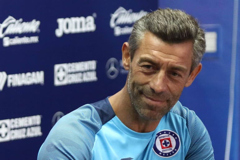 Pedro Caixinha todavía está teñido de azul. (ARCHIVO)