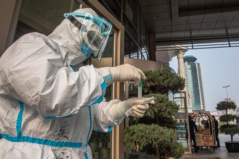 Las autoridades de la ciudad china de Wuhan, donde se registraron los primeros contagios de la pandemia de COVID-19, planean llevar a cabo test masivos a sus 11 millones de habitantes tras haber detectado un pequeño rebrote.