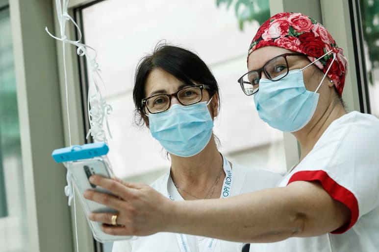 A pesar de que el virus no ha cambiado, el comportamiento de la enfermedad entre los ciudadanos italianos se ha modificado desde el inicio de la pandemia, afirmó Giuseppe Remuzzi. (ARCHIVO) 