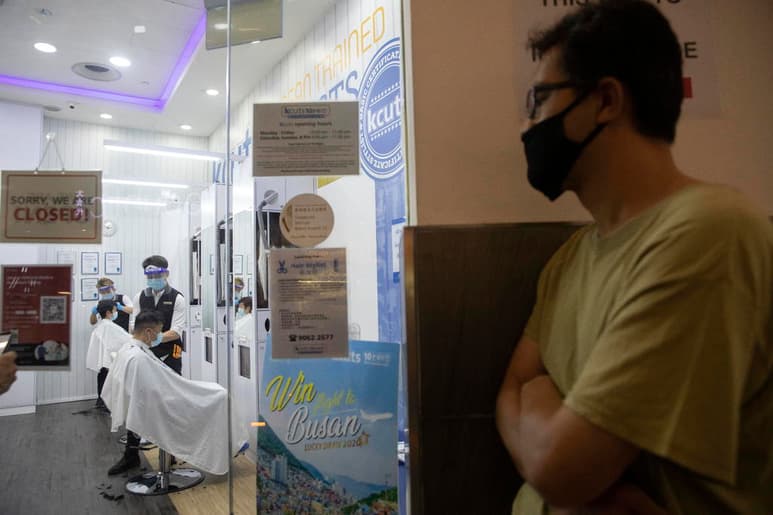 Los residentes de Singapur pudieron cortarse el pelo en la peluquería o entrar a su panadería favorita el martes cuando el gobierno mitigó las restricciones tres semanas antes de que concluya una cuarentena parcial. (ARCHIVO)
