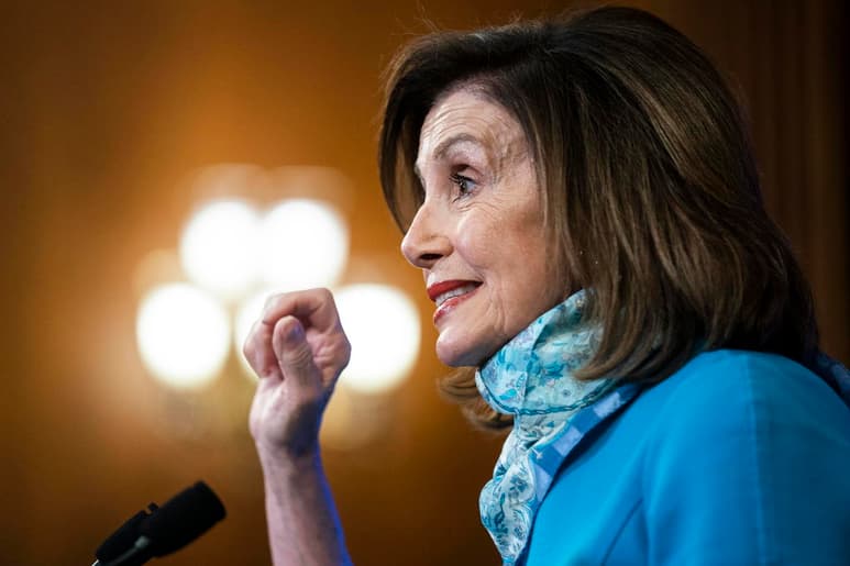 La presidenta de la Cámara de Representantes, Nancy Pelosi, presentó el martes un paquete de ayuda de unos 3 billones de dólares y exhortó al Congreso a mostrarse “generoso” con la ayuda a los estados faltos de dinero. (ARCHIVO)