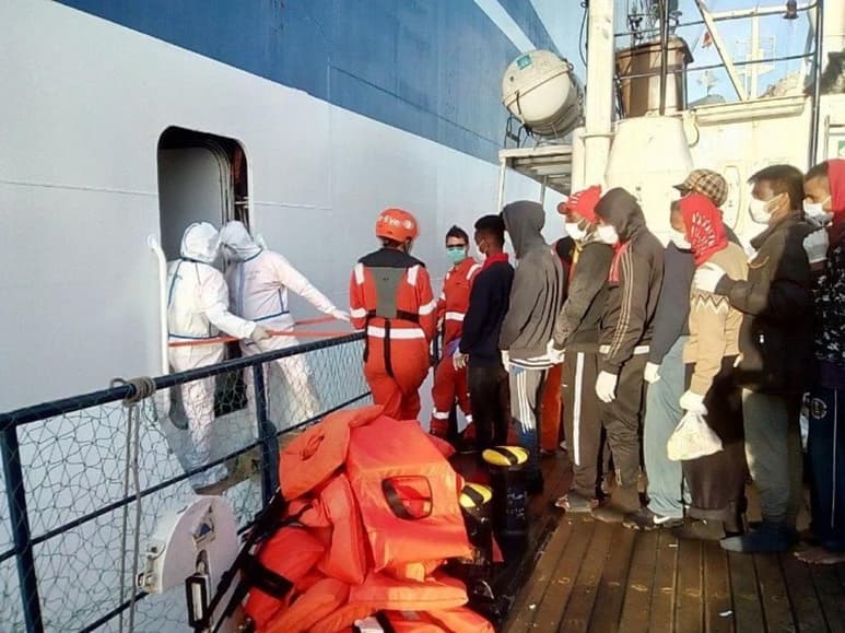 La emigración desde naciones de Asia y África a través del Mar Mediterráneo se mantiene pese a la actual pandemia, pero enfrenta problemas de personal para atender a los migrantes. (ARCHIVO)