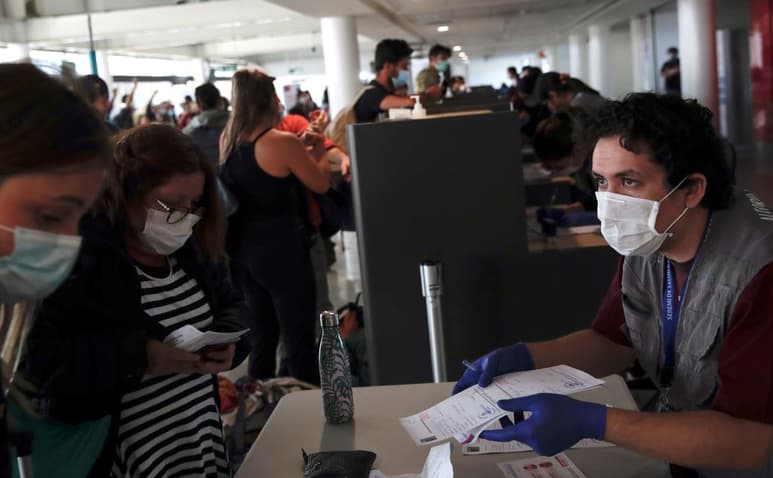 La Escuela de Salud Pública de la Universidad de Chile realizó un nuevo estudio sobre el avance del coronavirus en el país que estima que podría producirse un colapso del sistema de salud del país en las dos próximas semanas. (ARCHIVO)