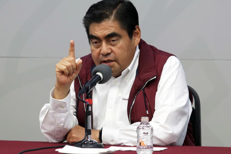 El gobernador de Puebla, Luis Miguel Barbosa Huerta, consideró que el confinamiento por el Covid-19 no se podrá levantar el 1 de junio, y lamentó que autoridades se nieguen a hablar con la verdad sobre este tema. (ARCHIVO)