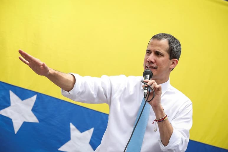 El jefe del Parlamento de Venezuela, el opositor Juan Guaidó, dijo este martes que una comisión que respondía ante él y que pagó a una contratista militar para un ataque al país suramericano solo debía 'evaluar escenarios posibles', al tiempo que volvió a negar que hubiera ordenado la acción. (ARCHIVO)