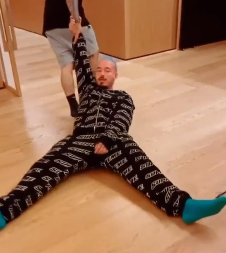 El reggaetonero J Balvin aprovecha la actual cuarentena para explotar su creatividad y entretener a sus seguidores, esta vez con un divertido video que sorprendió a sus seguidores porque el cantante no se quería bañar.
(INSTAGRAM)