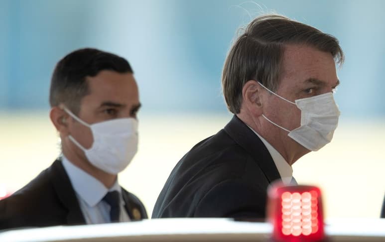 El presidente de Brasil Jair Bolsonaro negó el martes que haya intentado proteger a sus familiares y amigos de pesquisas de la policía federal durante una reunión de gabinete realizada el mes pasado y que quedó grabada en video. (EFE)