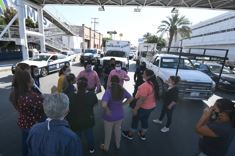 Vecinos del fraccionamiento San Agustín en Torreón acusaron que en ninguna hora del día sale agua en sus domicilios. (FERNANDO COMPEÁN)