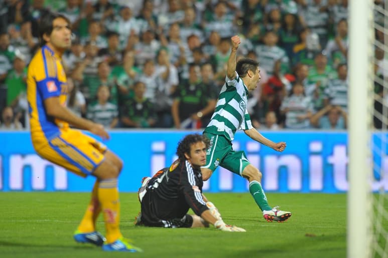 Con un remate de zurda, Oribe Peralta vence a Enrique Palos para marcar el tanto que igualó el partido a dos tantos y metió en la final a los Guerreros. (ARCHIVO)