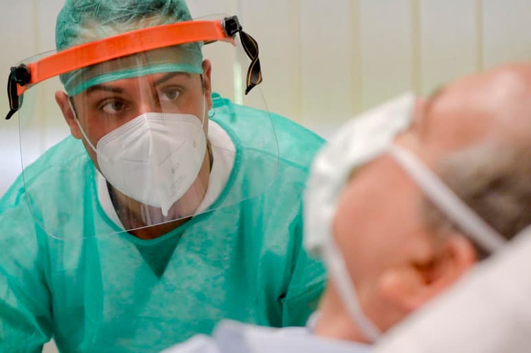 Italia ha registrado 172 muertos por coronavirus en el último día, hasta un total de 30,911, y un leve repunte en los contagios, mientras vive una gradual desescalada de las medidas tras más de dos meses de restricciones y confinamiento. (ARCHIVO)