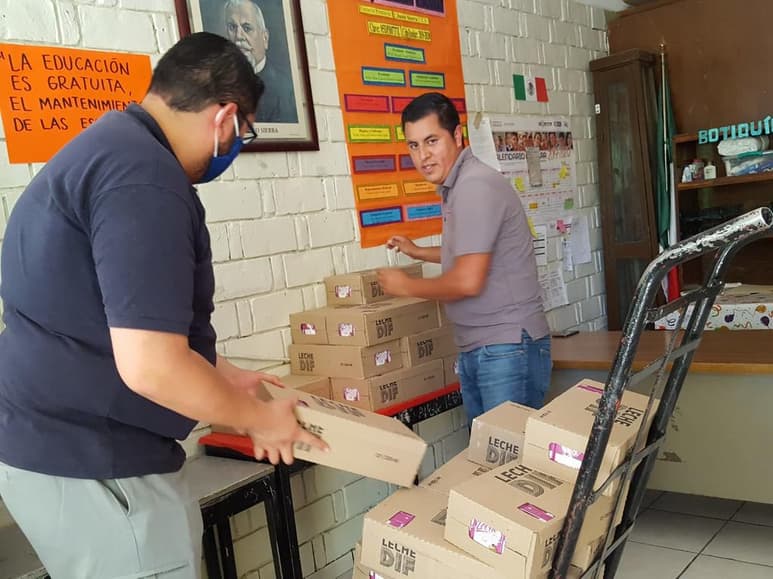La maestra Candelaria Valenzuela y el maestro Alejandro Juárez, director de la Escuela Primaria Justo Sierra, ubicada en Matamoros, dieron a conocer que a través del DIF Coahuila se hicieron llegar 27 desayunos fríos. (EL SIGLO DE TORREÓN)