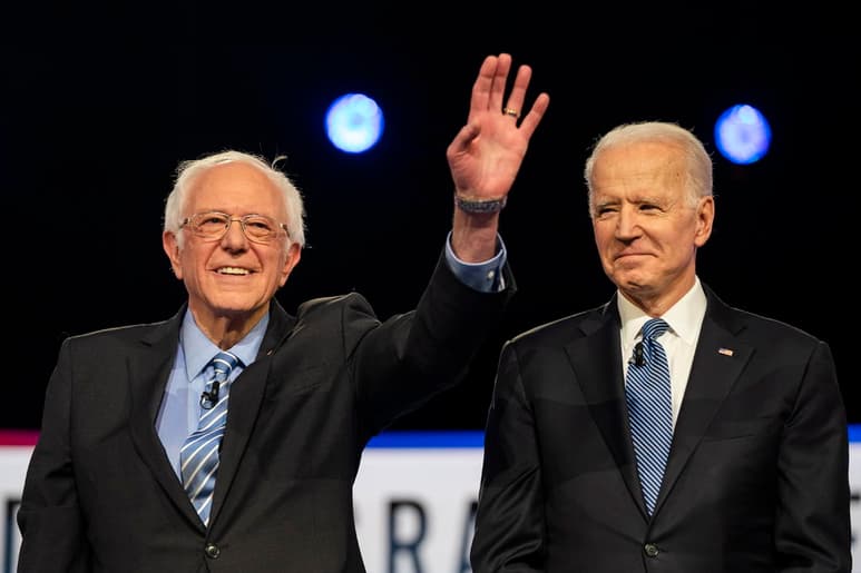 Joe Biden (d) y su principal rival en la lucha por la nominación presidencial demócrata, Bernie Sanders (i), lanzaron el miércoles una iniciativa conjunta para promover la unidad del partido a partir de un consenso en torno a seis temas prioritarios. (ARCHIVO)