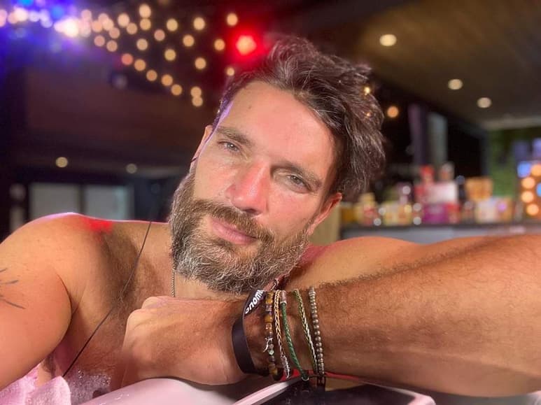 El actor Julián Gil fue a realizarse una prueba de COVID-19 debido a que estaba comenzando a tener síntomas. (INSTAGRAM)