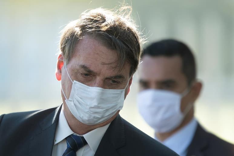 El presidente brasileño, Jair Bolsonaro, se sometió en los últimos dos meses a tres exámenes para descartar que hubiera contraído coronavirus y en todos dio negativo. (ARCHIVO)