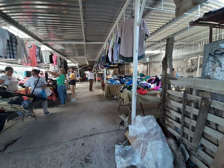 En el tianguis los comerciantes siguen mostrando su mercancía normalmente y ofrecen precio a todo el que se acerca. Las ventas han disminuido en un 70 % porque hay menos afluencia. (EL SIGLO DE TORREÓN)