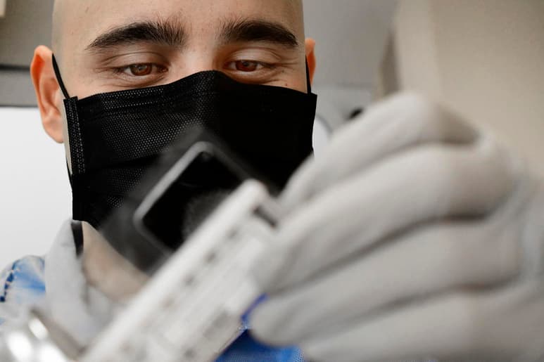 La Organización Mundial de la Salud estima que tardará entre 12 y 18 meses desarrollar una vacuna eficaz. (ARCHIVO)