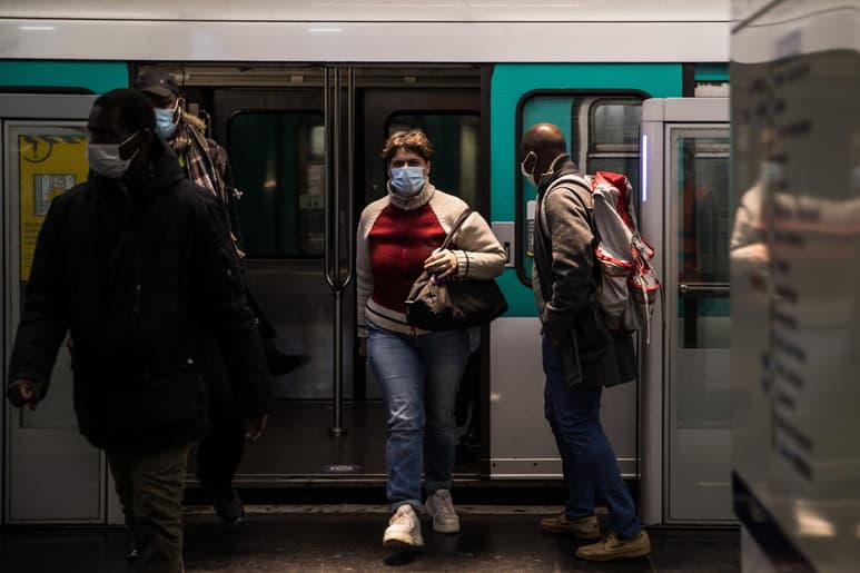 Francia registró este jueves 351 muertos por coronavirus en el último día, que elevan el total de fallecimientos desde el inicio de la epidemia a los 27,425. (ARCHIVO)