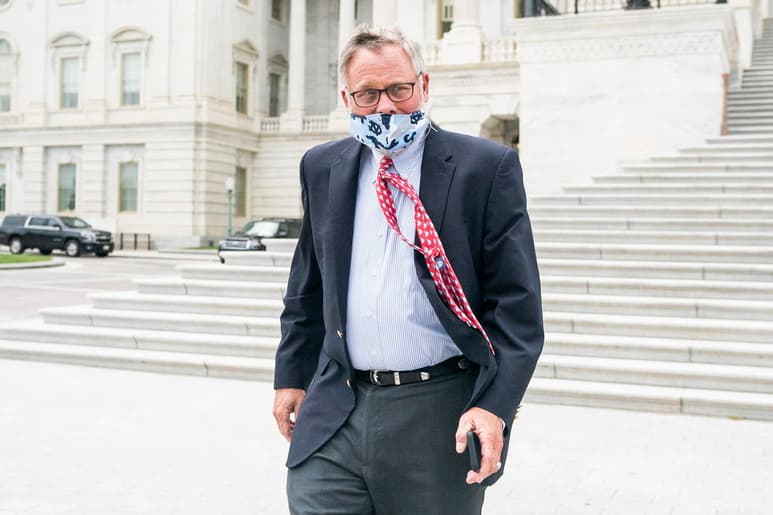 El senador Richard Burr renunció este jueves del cargo de presidente del Comité de Inteligencia de la Cámara Alta de Estados Unidos por una investigación contra él y otros legisladores que supuestamente vendieron grandes cantidades de acciones bursátiles poco antes del derrumbe de los mercados financieros por la pandemia del coronavirus. (EFE)