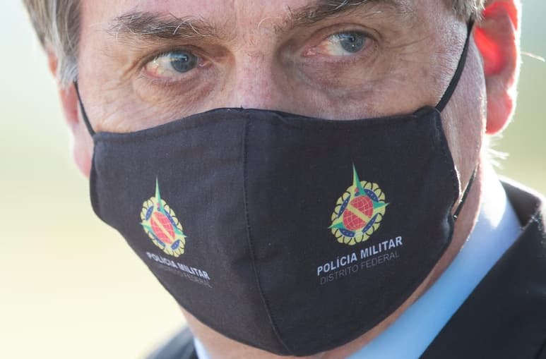 El presidente de Brasil, Jair Bolsonaro, firmó una medida provisional, publicada este jueves en el Diario Oficial, que exenta a los funcionarios públicos de responsabilidad en las esferas 'civil y administrativa' en caso de equívocos en el combate al coronavirus. (EFE)