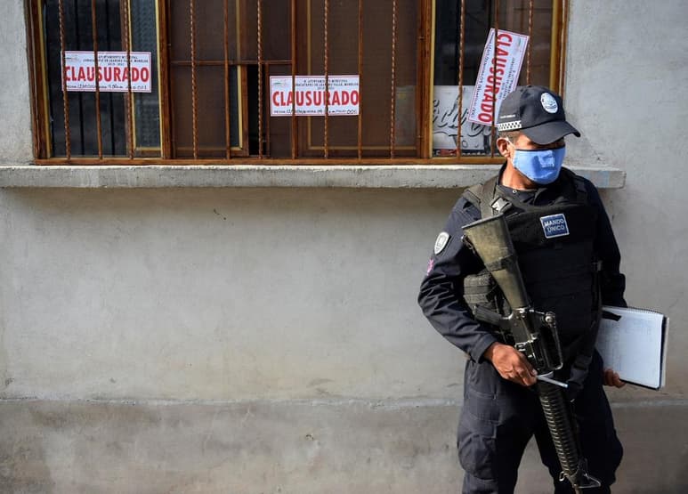 Habitantes de la comunidad indígena de Telixtac, municipio de Axochiapan, oriente del estado, quemaron la casa donde vendían el alcohol adulterado que causó la muerte de decenas de personas. (ARCHIVO)