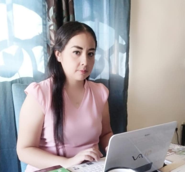 La maestra Ema Guadalupe Serrano Hernández usa las herramientas tecnológicas para impartir sus clases a distancia para aplicar unas a sus estudiantes de la zona rural de Francisco I. Madero, y otras para sus alumnos en la zona urbana de Torreón. (VIRGINIA HERNÁNDEZ)