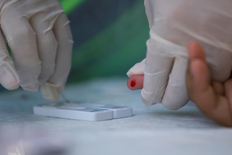 Autoridades federales de salud han comenzado a alertar a médicos de posibles problemas de precisión con una prueba rápida para COVID-19 utilizada en miles de hospitales, clínicas y sitios de diagnóstico en todo Estados Unidos, incluyendo la Casa Blanca. (ARCHIVO)