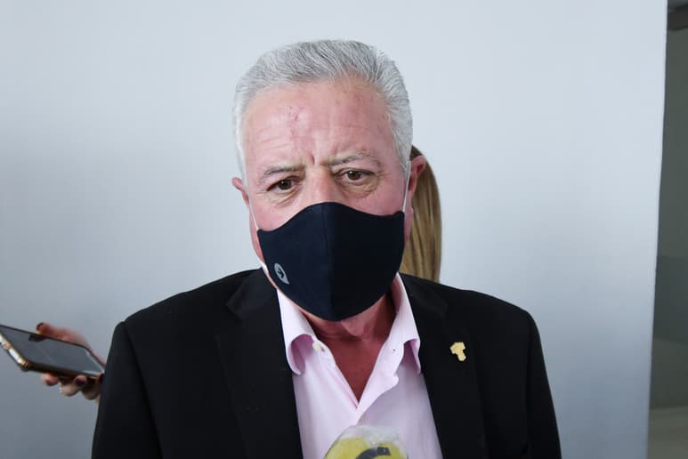 El alcalde Jorge Zermeño Infante indicó que se vigilará que las plantas automotrices que retomen actividades en Torreón cumplan con las medidas de salud para proteger a sus trabajadores. (FERNANDO COMPEÁN)