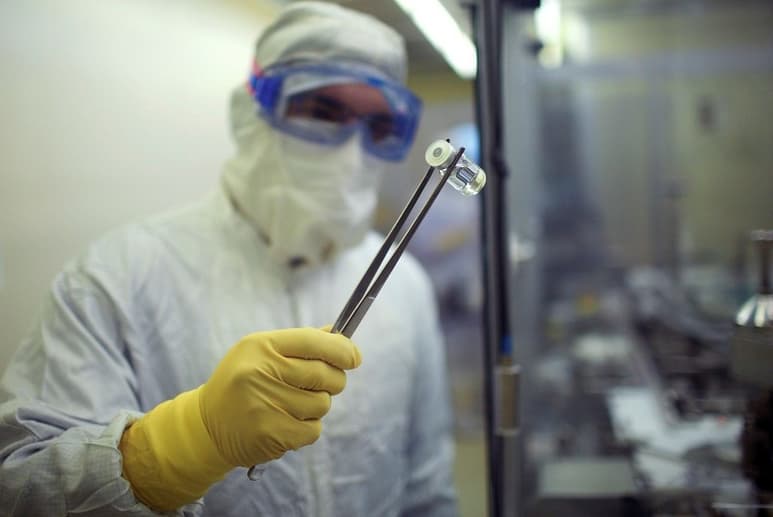 Hay una docena de posibles vacunas bajo experimentación. (ARCHIVO) 
