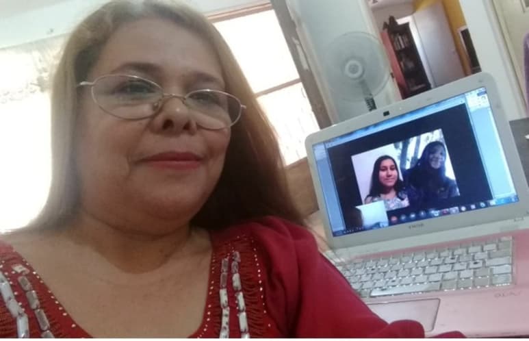 La maestra Luz Angélica y la maestra Graciela Ovalle tuvieron que aprender a usar las herramientas tecnológicas para enseñar. (ESPECIAL)
