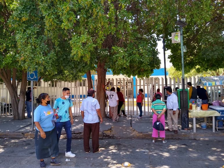 Después de desalojar la explanada y restringir el acceso, los familiares se congregaron al exterior del antiguo Hospital General.