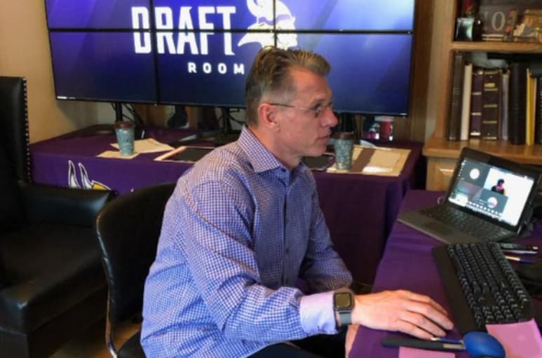 Rick Spielman, gerente general de los Vikingos de Minnesota, ha tenido a los ingenieros del equipo fungiendo como el
“Jugador Más Valioso”, al establecer comunicación en un periodo en el que están restringidos los viajes. (ESPECIAL)