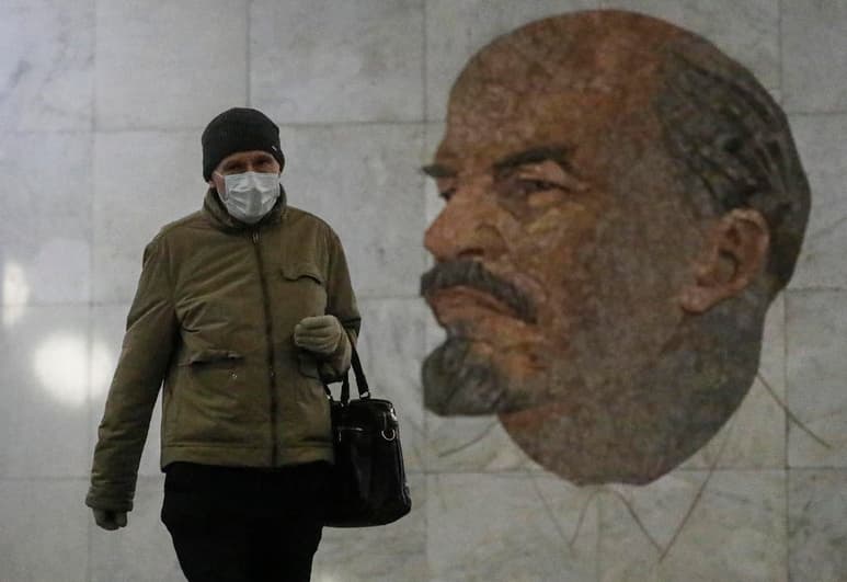 Una mujer en Rusia aparentemente contrajo COVID-19 por segunda vez después de recuperarse de la enfermedad, dijeron sus médicos el viernes. (ARCHIVO)
