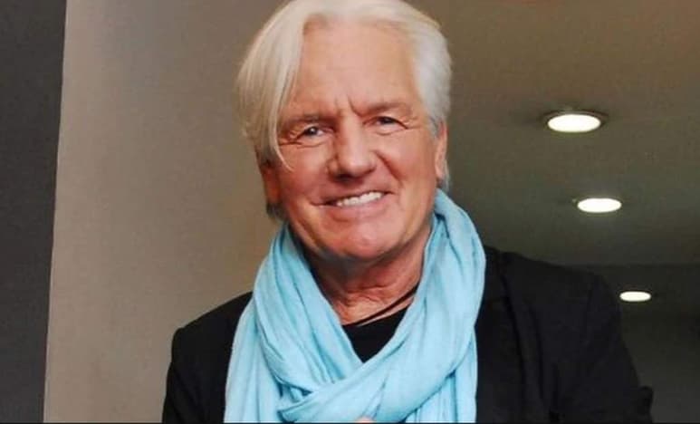El cantautor argentino Sergio Denis falleció la mañana de este viernes a los 71 años de edad, en la clínica de rehabilitación Alcla en Palermo, Argentina, luego de haber sufrido una caída desde el escenario del Teatro Mercedes Sosa de Tucumán, durante una presentación, así lo anunció su hijo Federico Hoffmann a través de redes sociales. (ESPECIAL)