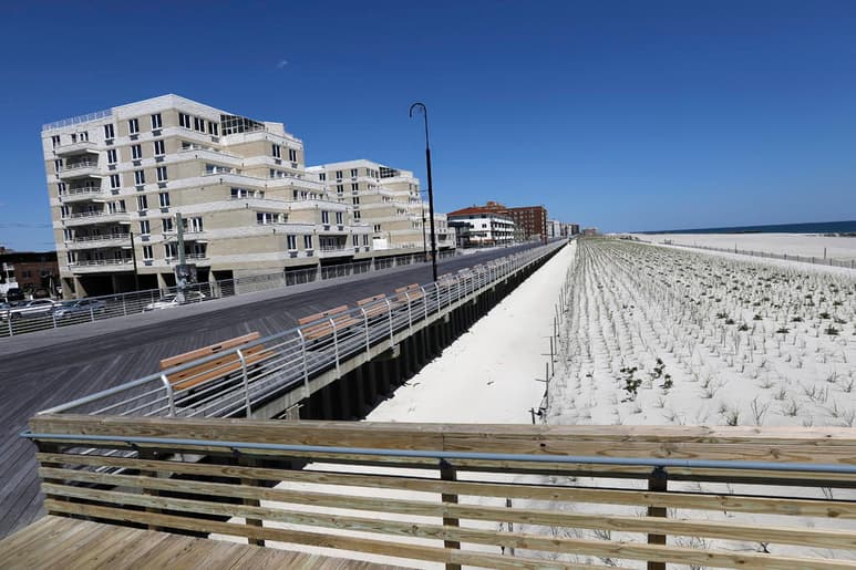 El estado de Nueva York, epicentro mundial de la pandemia de la COVID-19 con 27,641 fallecidos, se coordinará con los estados de Connecticut, Nueva Jersey y Delaware para reabrir a la vez sus playas el próximo 22 de mayo. (ARCHIVO)