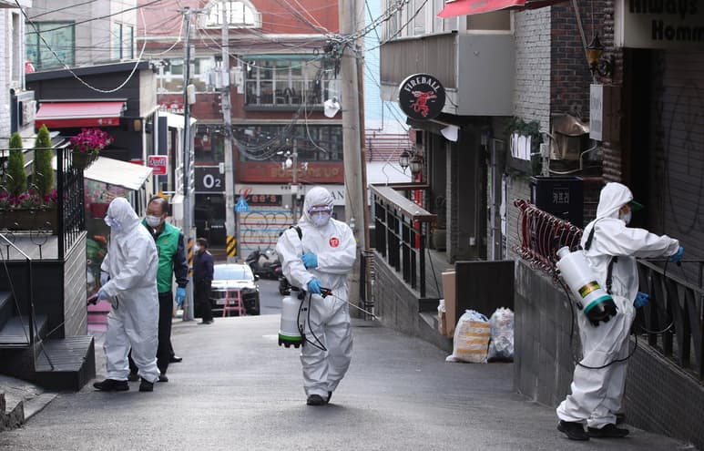 Corea del Sur reportó 27 nuevos casos de COVID-19 este viernes y puso en alerta a las autoridades sanitarias para contrarrestar las infecciones secundarias y terciarias, particularmente el fin de semana. (ARCHIVO)