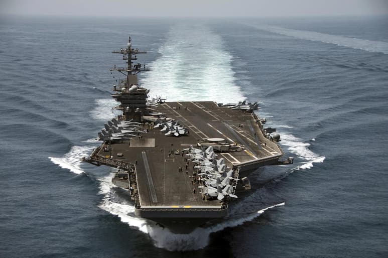 Cinco marineros a bordo del portaaviones estadounidense USS Theodore Roosevelt, atracado en Guam debido a un brote de COVID-19, dieron positivo por el virus por segunda vez. (ARCHIVO)