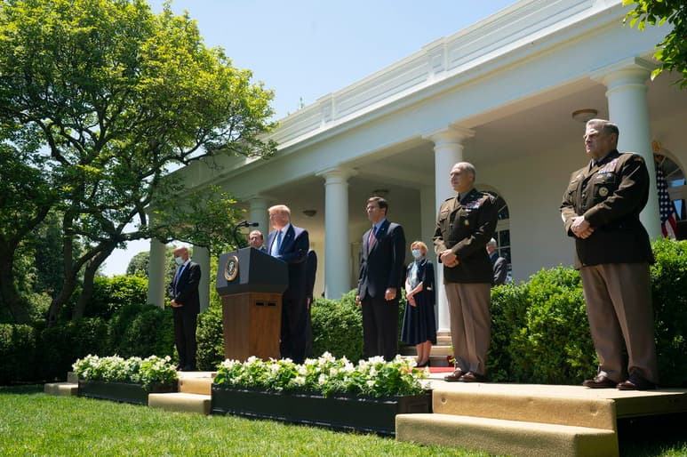 Donald Trump, mostró este viernes su disposición a trabajar con otros países, entre ellos China, para lograr la vacuna del coronavirus, y volvió a apuntar para 'final de año' como fecha probable. (EFE)