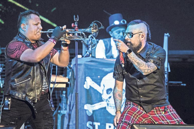 La agrupación de ska Panteón Rococó realizó un homenaje para el compositor y cantante Óscar Chávez, a quien reconocieron como uno de los más grandes de la música popular mexicana. (ARCHIVO)