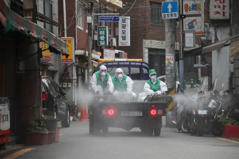 Es la primera vez que la cantidad de nuevas infecciones diarias cae por debajo de 20 desde el 9 de mayo. (AP)