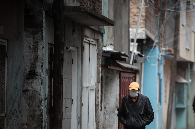 La pobreza, residir en un área densamente poblada, pertenecer a un grupo racializado o padecer enfermedades renales u obesidad se asocia con dar positivo en COVID-19. (ARCHIVO)