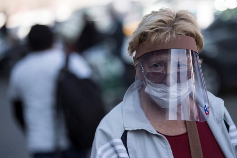 Las autoridades del Ministerio de Salud de Chile informaron este domingo que en las últimas 24 horas se produjeron 29 decesos, cifra récord de muertes diarias por el COVID-19 en el país. (ARCHIVO)