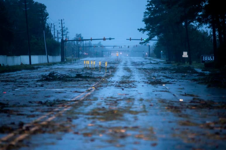 La tormenta tropical Arthur se acercó un poco más a la costa este de Estados Unidos el domingo, si bien se espera que su impacto se limite a algunas inundaciones leves y oleaje a lo largo de la costa de Carolina del Norte. (ARCHIVO)