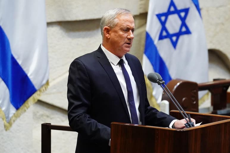 Benjamín Netanyahu tomó posesión hoy como primer ministro de un Gobierno unitario israelí, puesto en el que se alternará con el centrista Beny Gantz, en lo que será su quinto mandato. (EFE)