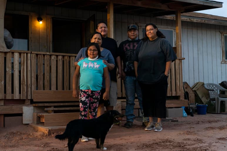 Pese a que son las grandes ciudades las que se han llevado el mayor impacto por la pandemia del nuevo coronavirus, en Estados Unidos los nativos de la Nación Navajo tienen una incidencia de la enfermedad tan alta como Nueva York, algo que ha llevado a Médicos Sin Fronteras (MSF) a acudir en su ayuda. (AP)